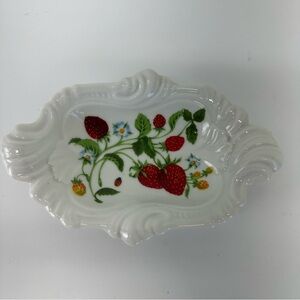 ESTEE LAUDER 1981 STRAWBERRY PATTERN PORCELAIN VANITY RING DISH / SOAP